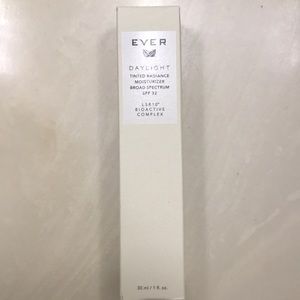 EVER Daylight Tinted Radiance Moisturizer SPF 32